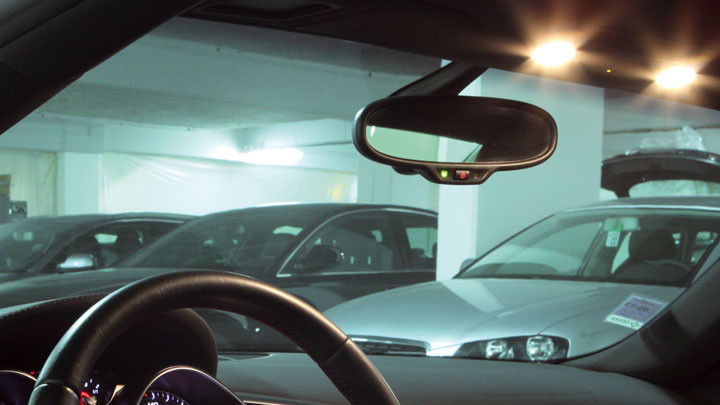 En bild fr&aring;n insidan av bilen, i ett parkeringsgarage