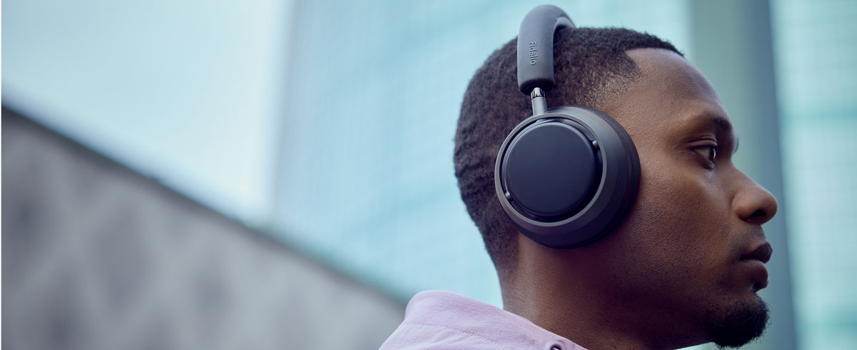 En man som lyssnar p&aring; musik med Philips X3-h&ouml;rlurar