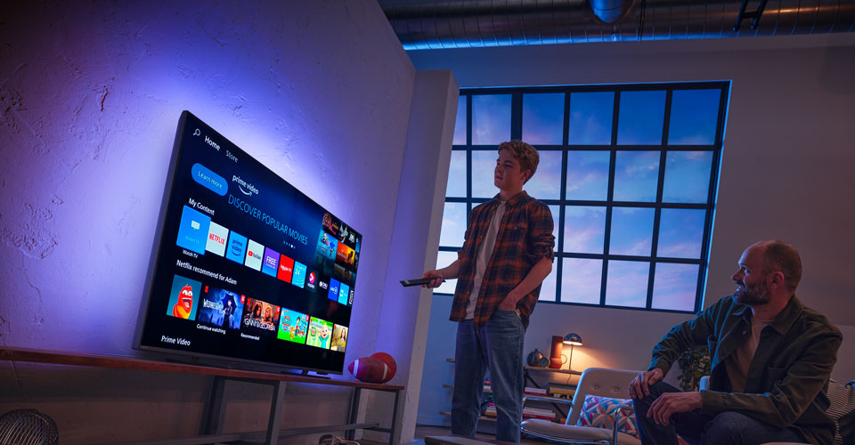 Två män interagerar med ett Titan OS