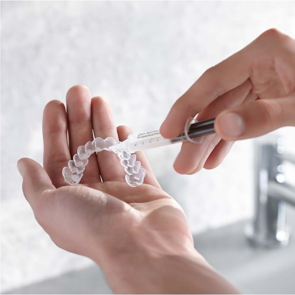 Tandavtryck som h&aring;lls i h&auml;nder