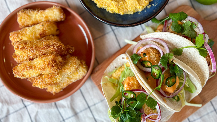Frasig halloumitacos med k&aring;lsallad och rostad majskr&auml;m