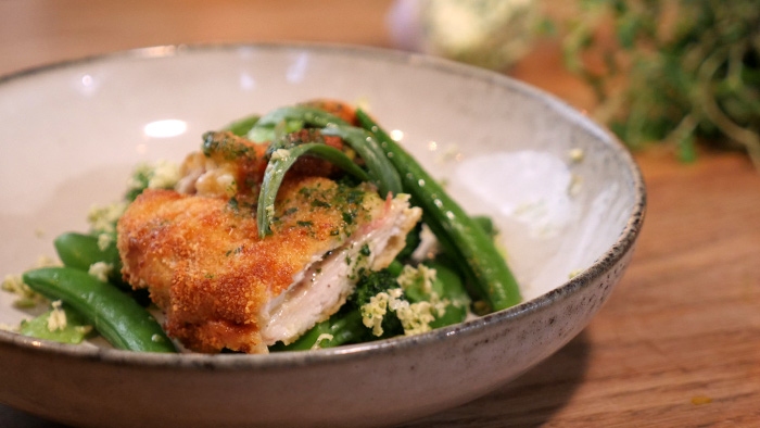 Kycklingschnitzel med &ouml;rtsm&ouml;r och prim&ouml;rer 